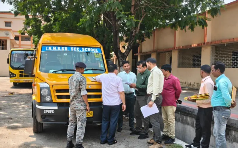 धनबाद :  डिगवाडीह के दो स्कूलों के वाहनों की जांच, 91,650 रुपये वसूला गया जुर्माना