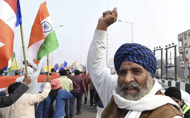 आंदोलनाच्या शंभर दिवसानिमीत्त शेतकऱ्यांनी केला रास्ता रोको