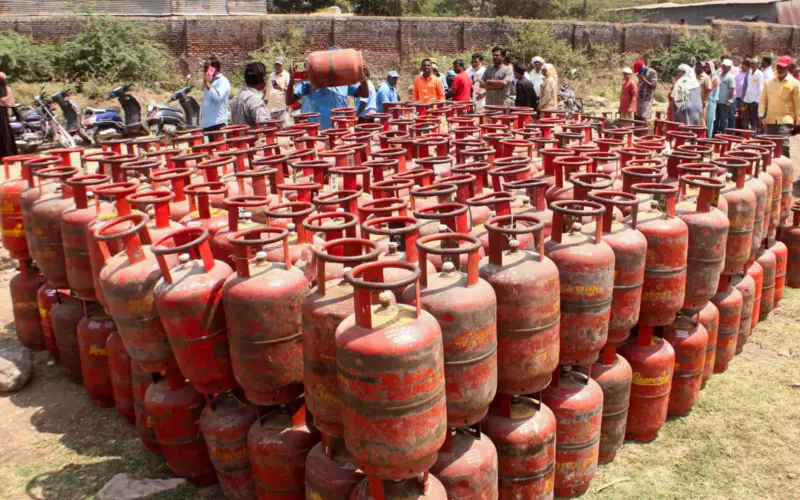 LPG Shortage Hits Pune; Restaurants Struggle as Supply Tightens