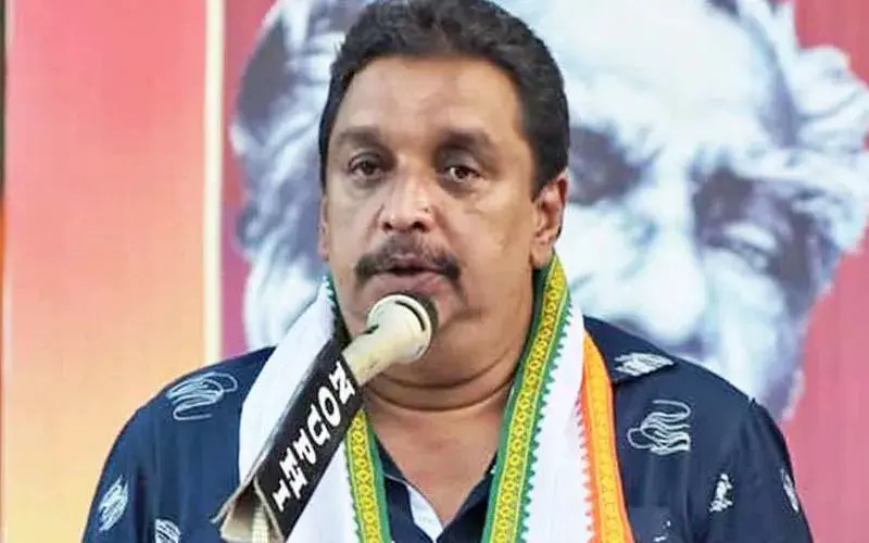 വനം മന്ത്രിയുടെ വാഹനം കാട്ടാനക്ക് മുന്നില്‍പ്പെട്ടു