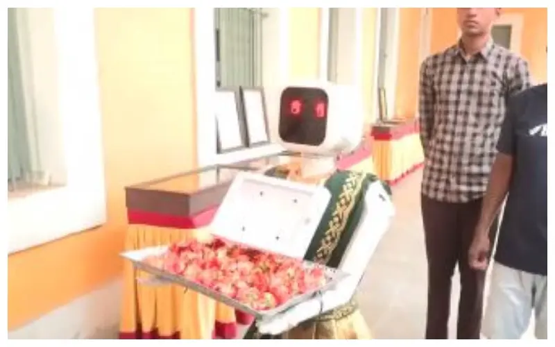 ফুলের থালা হাতে বুথে ভোটারদের স্বাগত জানাচ্ছে 'রোবট' নীলা