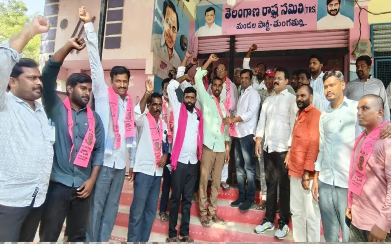 మాజీ ఎమ్మెల్యే గాదరి కిశోర్‌కుమార్‌ సమక్షంలో బీఆర్ఎస్‌లో చేరికలు