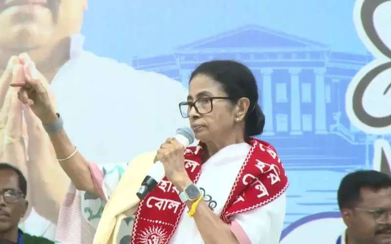 'প্রমাণ নেই, হিংসে করেই জ্যোতিপ্রিয়কে গ্রেফতার করা হয়,' বারাসত থেকে বললেন মমতা