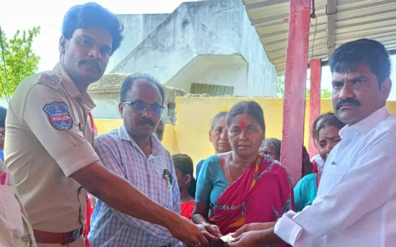వడదెబ్బతో మృతిచెందిన వ్యక్తి కుటుంబానికి ఆర్థిక సాయం