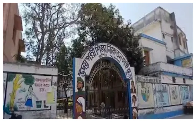 স্কুলের সামনেই রিভলভার নিয়ে দাদাগিরি ৩ ছাত্রের