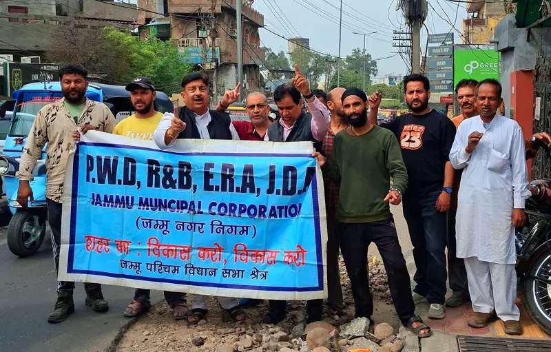 MSJK protests against bad roads, traffic problems