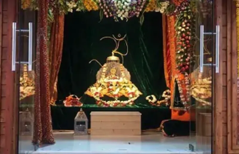 અયોધ્યા થઈ રામમયી, શ્રીરામને કરાયો વિશેષ શણગાર