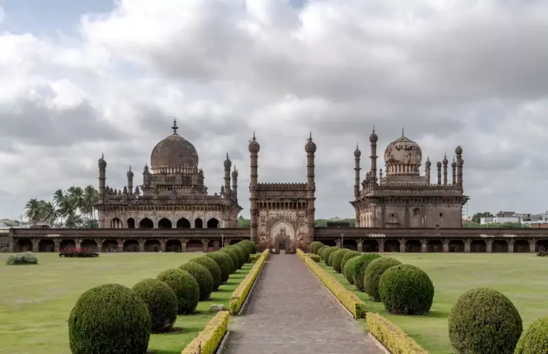 How Dakhni declined as Deccan court language, became a vernacular after Mughal conquest