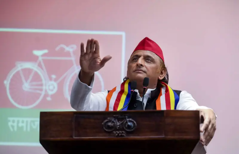 दादरी रैली से 2027 चुनाव का बिगुल : अखिलेश यादव ने एयरपोर्ट, किसान और महंगाई के मुद्दे उठाए