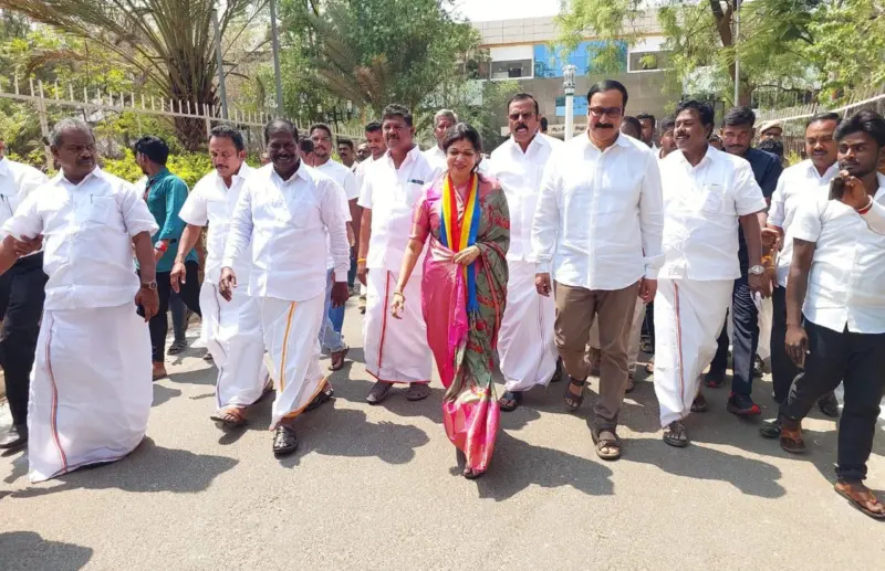 சௌமியாவுக்காக, 'இடைத் தேர்தல்' பாணியில் தர்மபுரியில் குவிந்த பாமக நிர்வாகிகள்: பாஜக ஷாக்!