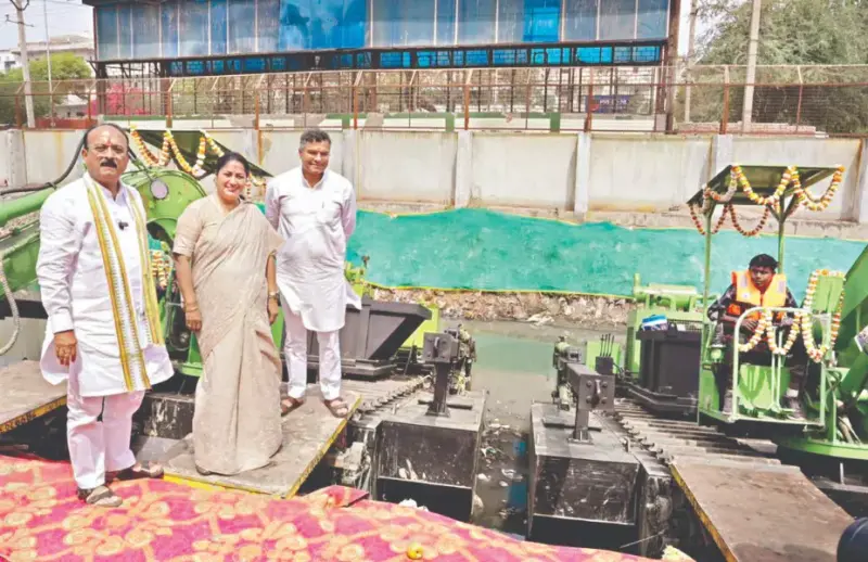Capital deploys amphibious machines  to clean key drains ahead of monsoon