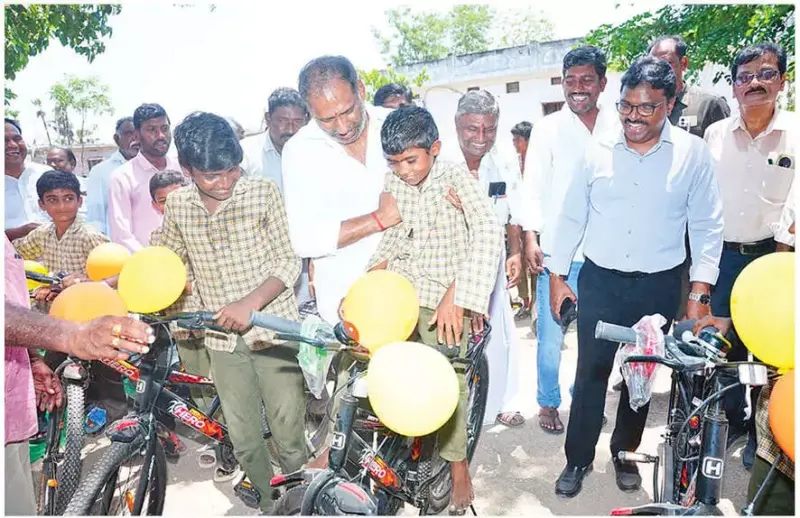 Minister Gottipati distributes cycles to 100 students