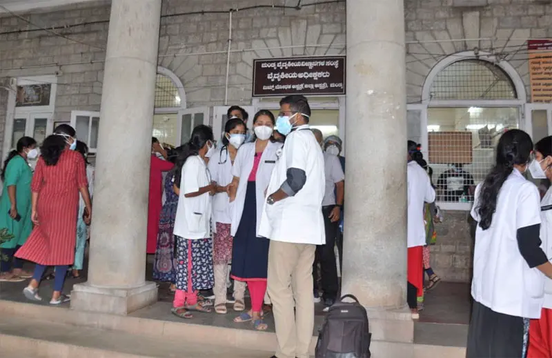 ಮಂಡ್ಯ: ಸೋಂಕಿತ ಸಾವು; ವೈದ್ಯೆ ಮೇಲೆ ಹಲ್ಲೆ, ಕೋವಿಡ್‌ ವಾರ್ಡ್‌ಗೆ ನುಗ್ಗಿದ ಜನ
