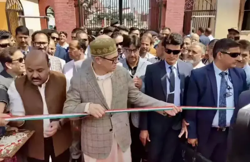 జాతీయ జెండాపై గౌరవం: ప్రారంభోత్సవ రిబ్బన్‌ను కత్తిరించని సీఎం ఒమర్ అబ్దుల్లా