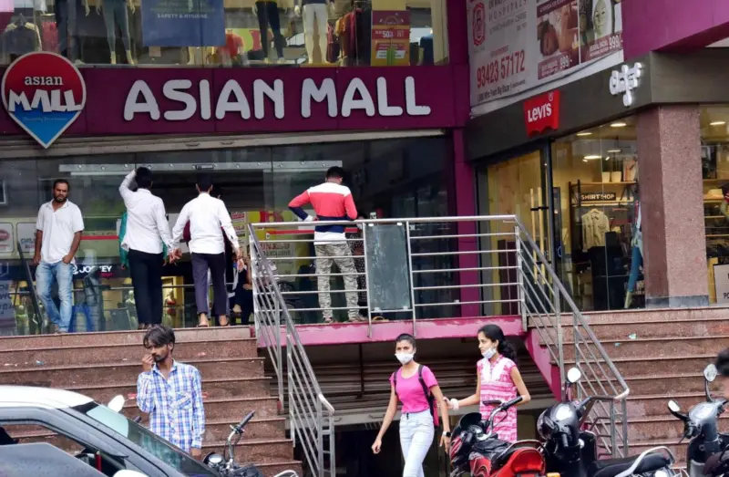 ಮಾರುಕಟ್ಟೆಯಲ್ಲಿ ಜನದಟ್ಟಣೆ; ಖರೀದಿ ಜೋರು