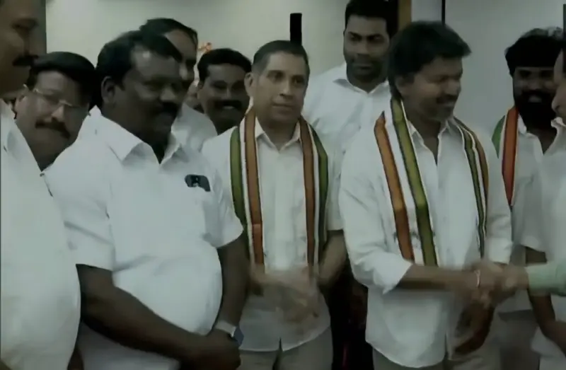 "விஜய்க்கு காங்கிரஸ் துண்டு போட்டாச்சா?" பனையூர் ஆபீஸில் நடந்த அந்தத் திடீர் சந்திப்பு.. பின்னணி என்ன..?