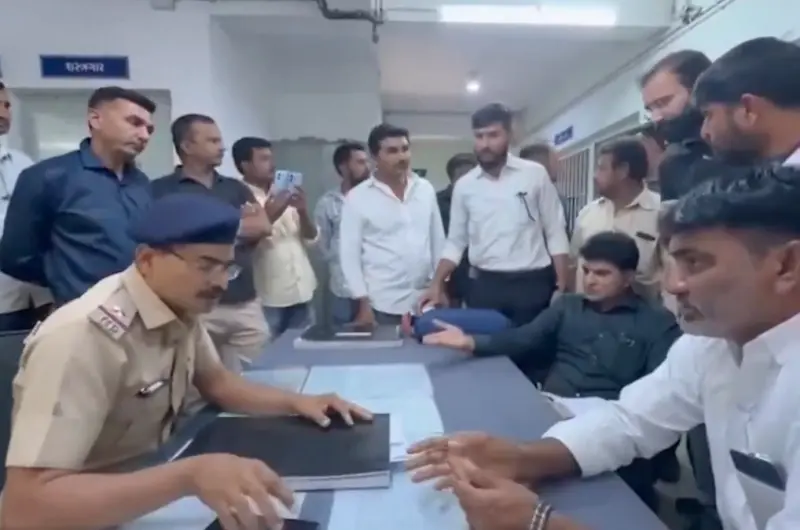 ગુજરાત AAP ના પ્રદેશ અધ્યક્ષ ઈસુદાન ગઢવીની ધરપકડ, કાર્યકર્તાના અરેસ્ટના વિરોધમાં પહોચ્યા હતા પોલીસ સ્ટેશન