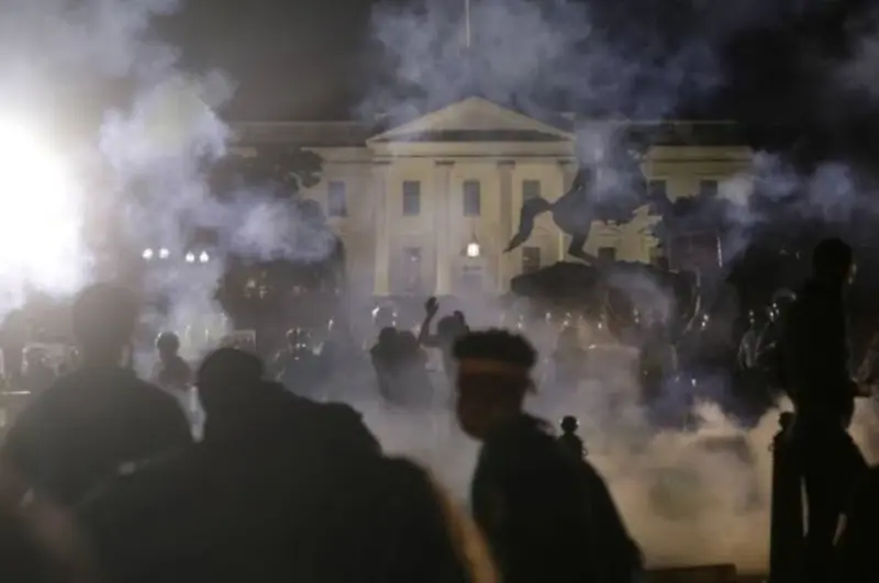 ହ୍ବାଇଟ୍ ହାଉସ ବାହାରେ ଗୁଳିକାଣ୍ଡ