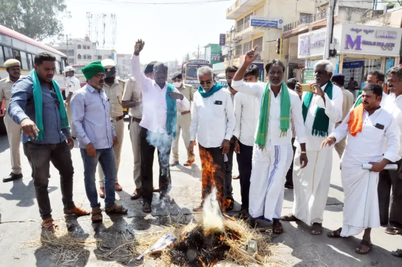 ಬಿ.ಸಿ.ಪಾಟೀಲ ಹೇಳಿಕೆ ವಿರುದ್ಧ ರೈತರ ಆಕ್ರೋಶ, ಕ್ಷಮೆಗೆ ಆಗ್ರಹ