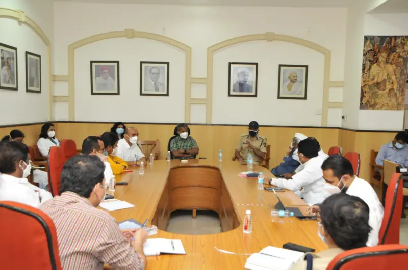 औरंगाबादेत जिल्हाधिकाऱ्यांसह लोकप्रतिनिधींची बैठक