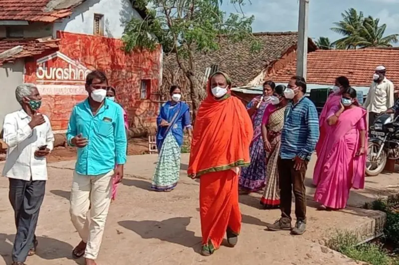 ತಾವರೆಕೆರೆ: ಸ್ವಾಮೀಜಿಯಿಂದ ಕೊರೊನಾ ಜಾಗೃತಿ