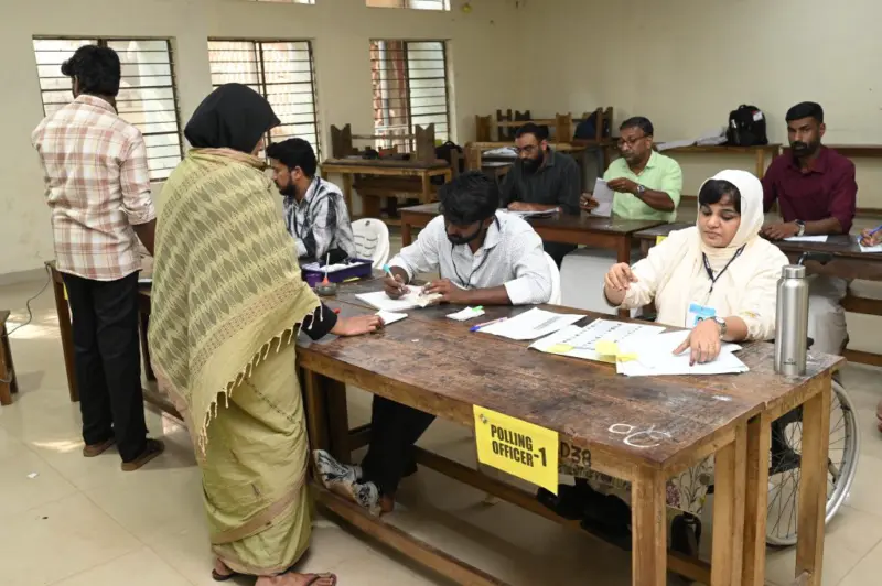 Polling largely peaceful in Kerala, Puducherry