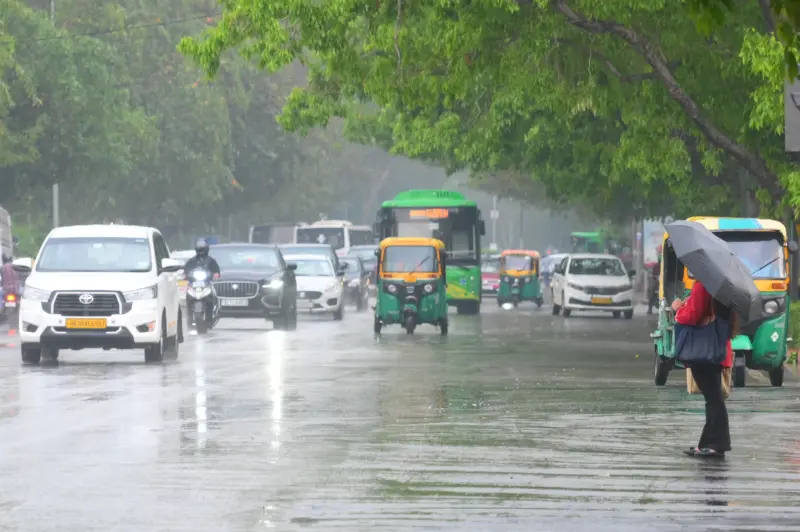 दिल्ली में बारिश से बदला मौसम, तापमान गिरा, हवा भी हुई साफ