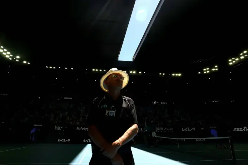 Australian Open hit by brutal heat as matches halted and roofs slammed shut