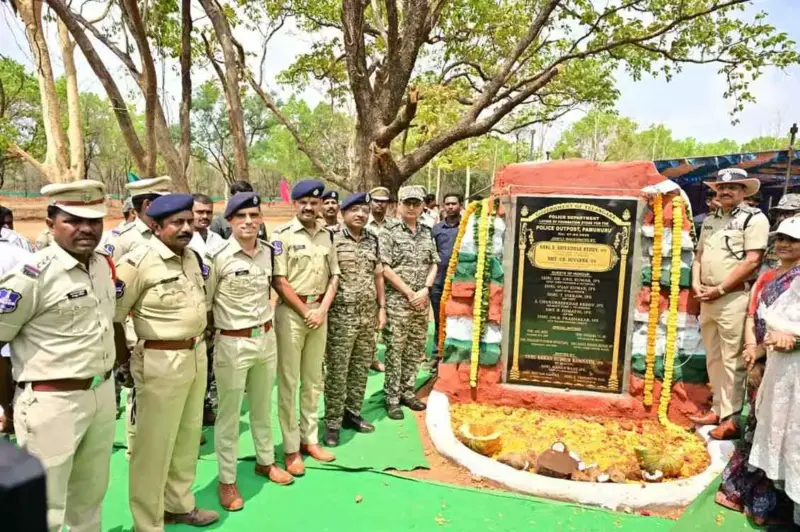 దండకారణ్యంలో తెలంగాణ డీజీపీ పర్యటన:సాయుధ పహరాలో కర్రెగుట్టలు