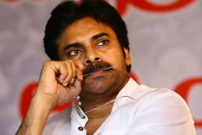 దిల్ రాజ్ ను భయపెడుతున్న పవన్ హస్తిన రాజకీయాలు !