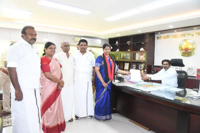தூத்துக்குடியில் வேட்புமனுத் தாக்கல் செய்தார் கனிமொழி