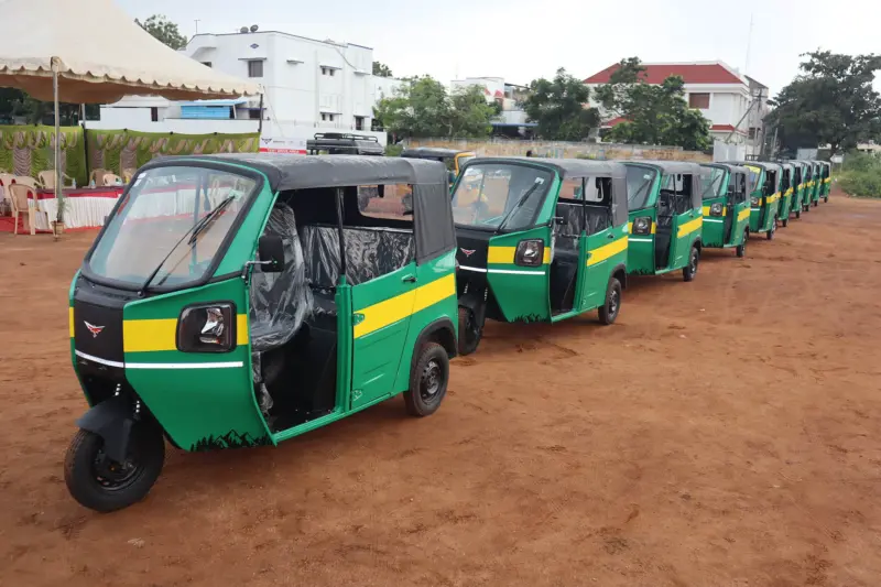 Montra Electric launches Super Auto three-wheeler ] | Autocar Professional