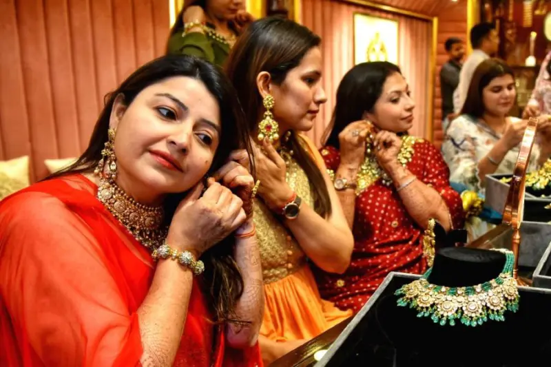 GOLD RATE: லேசாக குறைந்த விலை. எல்லாமே கண் துடைப்பு தான்!