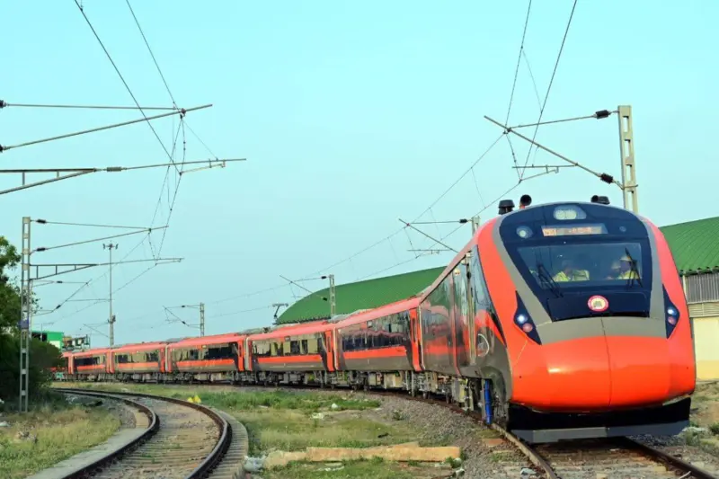 Indian Railway: প্রথম বন্দে ভারত ট্রেনসেট উন্মোচন করল MCF! দেওয়া হল পরীক্ষা-নিরীক্ষা ও ফিল্ড ট্রায়ালের জন্য