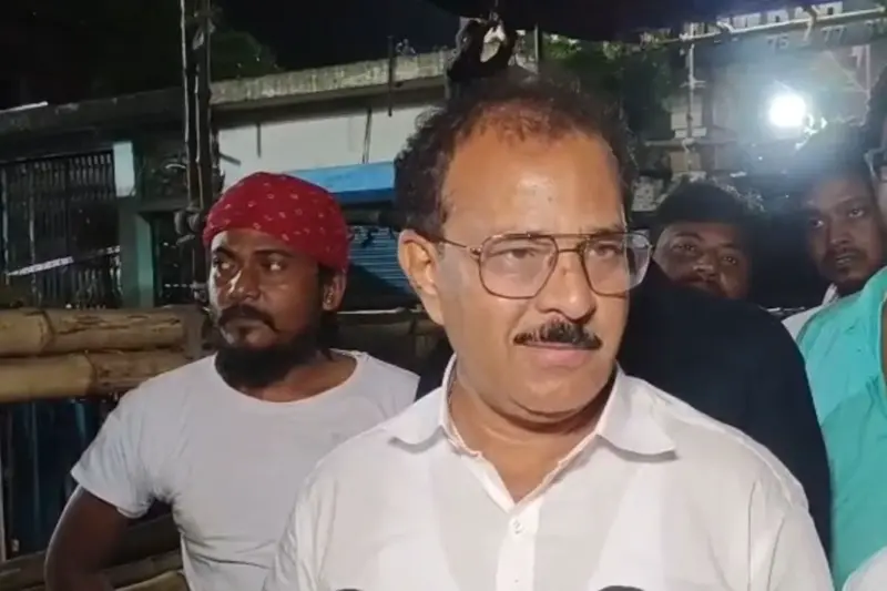 গণনার ঠিক আগে স্ট্রংরুমে বহিরাগতদের মেলা! মাঝরাতে দৌড়লেন তৃণমূল প্রার্থী, রণক্ষেত্র শিবপুর