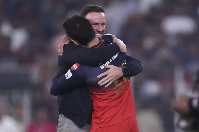 Virat-AB Share an Emotional Hug After RCB Makes It to IPL Finals