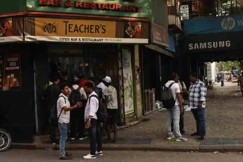 Lunch rush, drinks downed before 6pm; liquor ban resumes after short break
