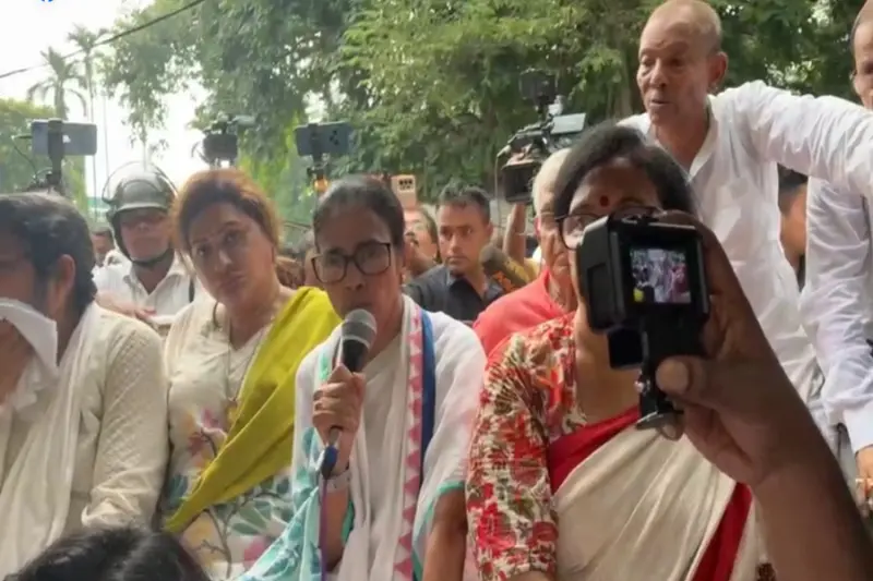 'জয় বাংলা' স্লোগানে মুখরিত ধর্মতলা! সমস্ত বাধা উড়িয়ে ওয়াই চ্যানেলে মোদি-শুভেন্দুকে খোলা চ্যালেঞ্জ মমতার