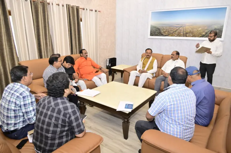 उपमुख्यमंत्री केशव प्रसाद मौर्य ने प्रयागराज में विकास कार्यों की समीक्षा की; अधिकारियों को गुणवत्ता और समयबद्धता सुनिश्चित करने के दिए कड़े निर्देश