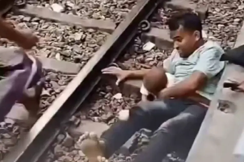 ரயிலுக்கும் பிளாட்பாரத்துக்கும் இடையில் விழுந்த குழந்தை: உடனடியாக தந்தை செய்த செயல்