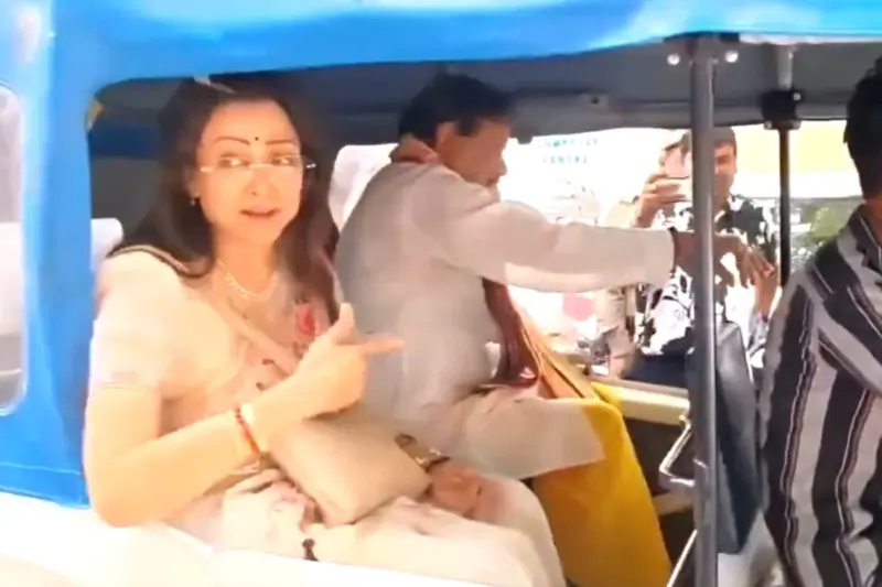 VIDEO: BJP MP Hema Malini Rides E-Auto To Promote Fuel Conservation, Netizens Say 'Sabke Sab Reel Baz Hain..'