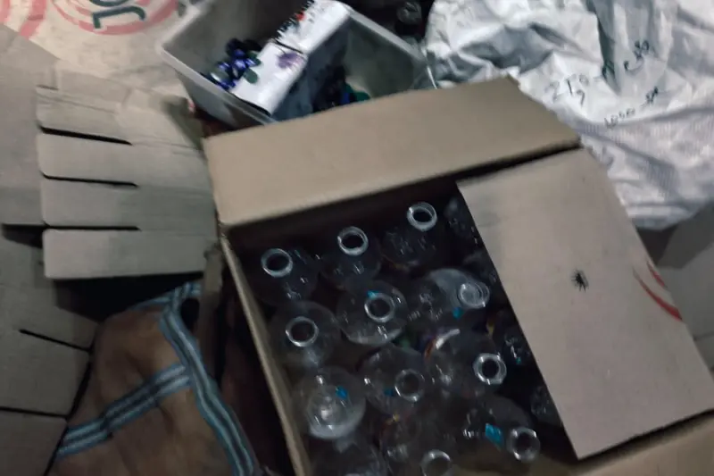 মুদিখানা দোকানে বেআইনি মদের কারবার! ক্যামেরা দেখতেই ঝাঁপ নামিয়ে চম্পট মহিলার