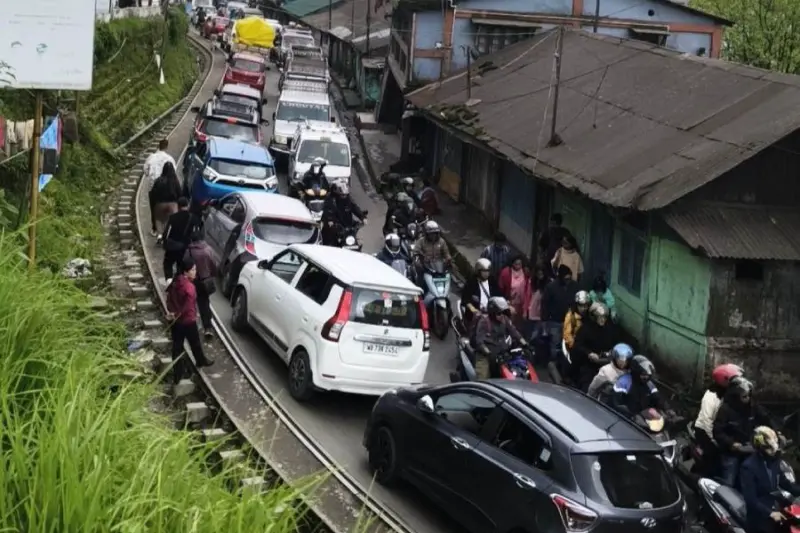 Summer tourist surge leaves Darjeeling battling traffic chaos and water shortage