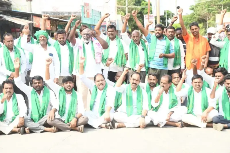 పంట కొనుగోలు చేయకుంటే రాజీవ్ రహదారి దిగ్బంధం
