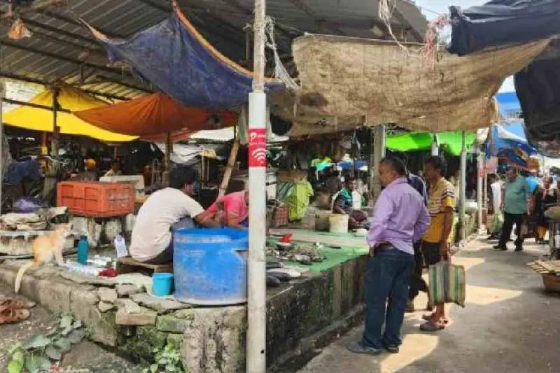 Baisakhi vendors get keys to stalls in mall after 18 years