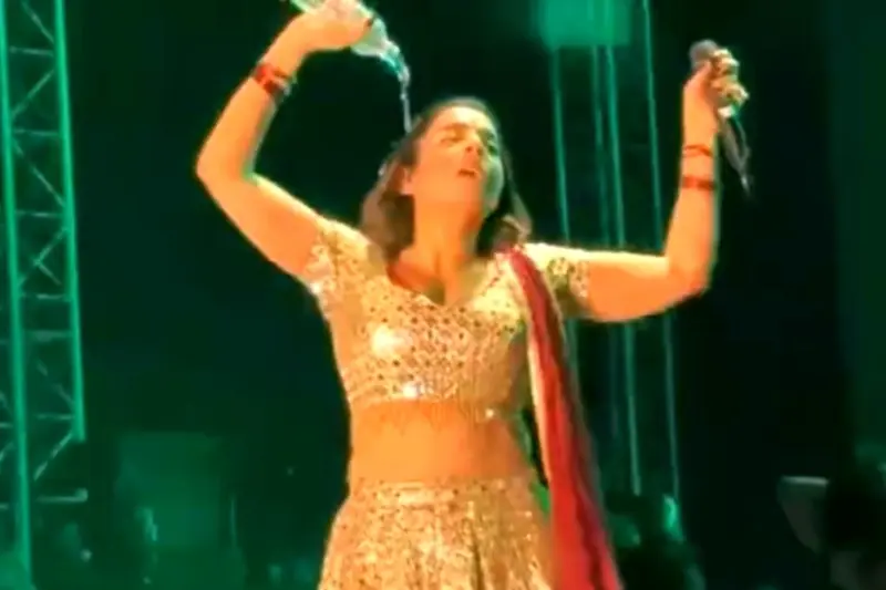 Jasmine Sandlas Viral Video: 'Peeke Aayi Hai.' Dhurandhar Singer Pours Water On Herself Mid-Show, Gets Brutally Trolled
