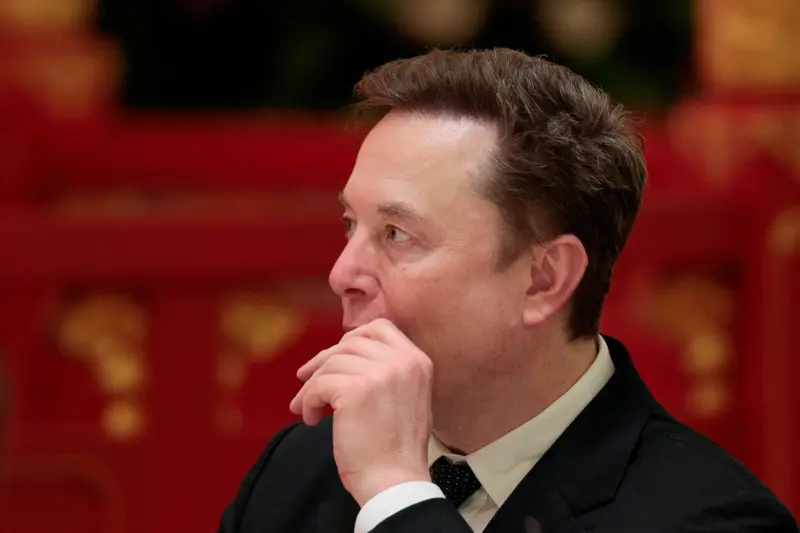 Selfie-taking moment between tech CEOs Elon Musk and Lei Jun going viral on Weibo