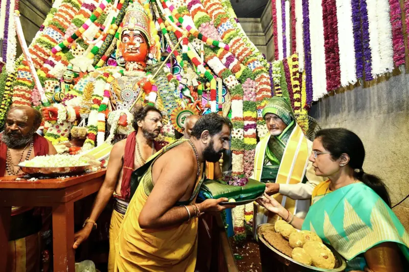 గంగమ్మ తల్లికి పట్టు వస్త్రాలు సమర్పించిన చంద్రబాబు దంపతులు