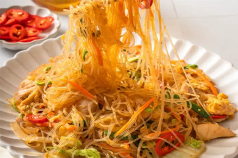 Pad Woon Sen Recipe: नूडल्स के शौक़ीन हैं? तो बनाएं पैड वून सेन- एक थाई ग्लास नूडल डिश!