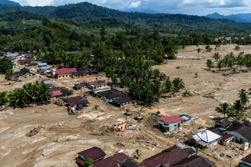Indonesia: Over 900 dead in Sumatra floods; villagers trek for hours to reach aid